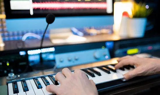 Mains-musicien-appuyant-touches-clavier