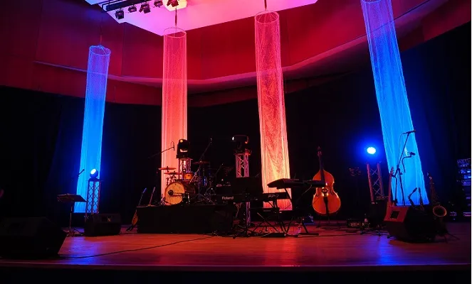 instruments-musique-scene-salle-concert