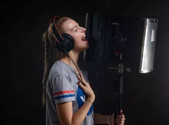 jeune-chanteuse-studio-enregistrement