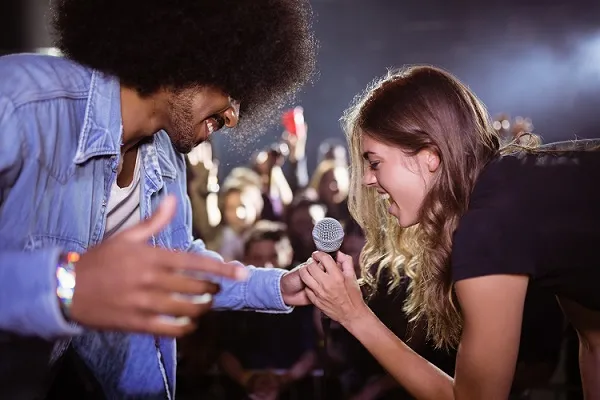 musicien-donne-micro-fan-chante