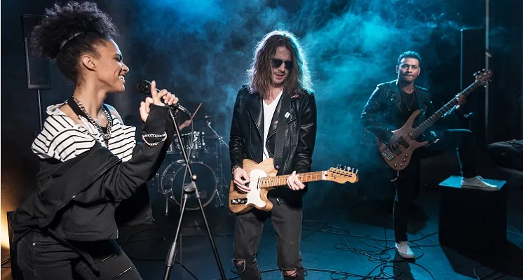 musiciens-jouent-groupe-scene