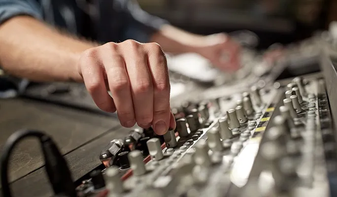technicien-son-utilise-table-mixage